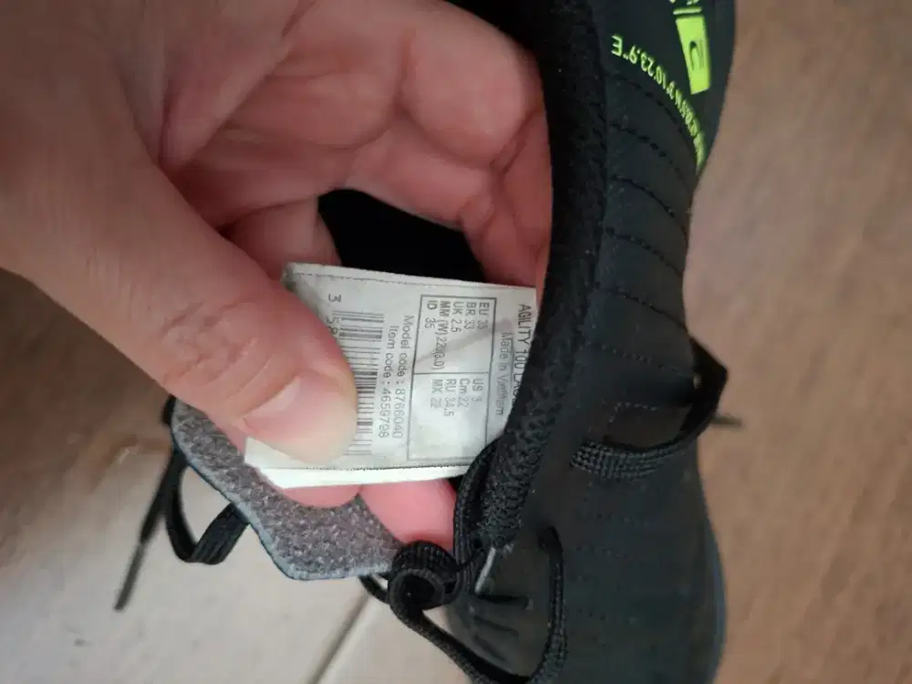 Sepatu bola DECATHLON