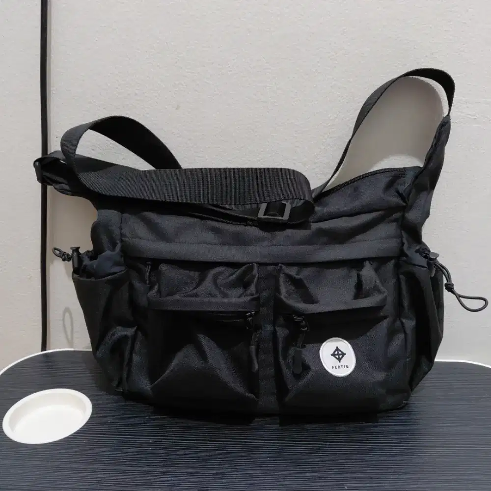Tas Selempang Fertig Hilly Black Sling Bag Pria Wanita Men Women