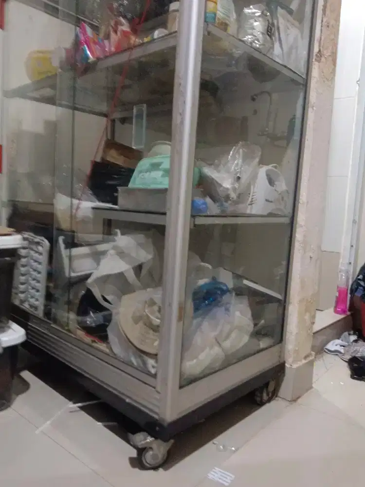 Dijual etalase  kaca