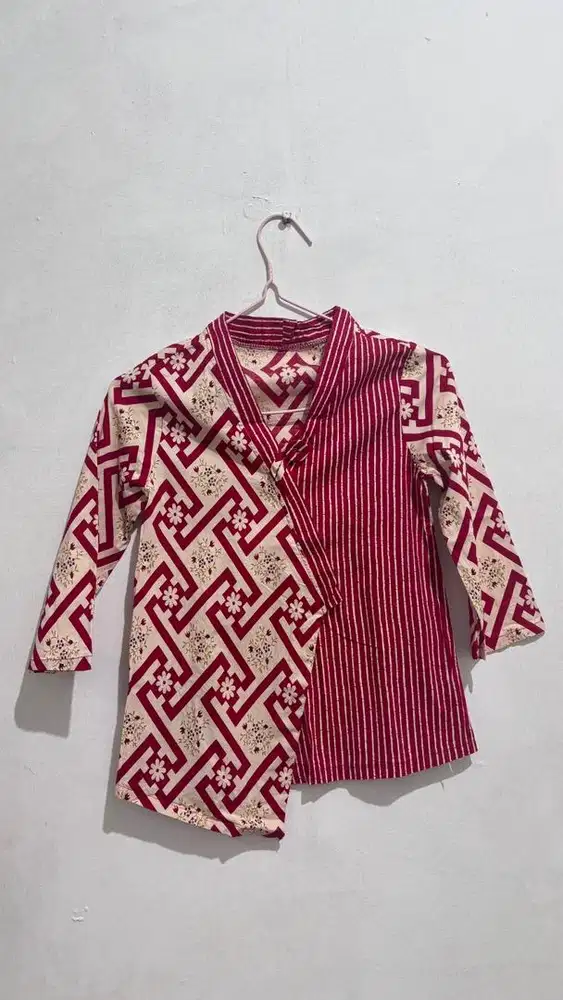 Batik dan kemeja merah