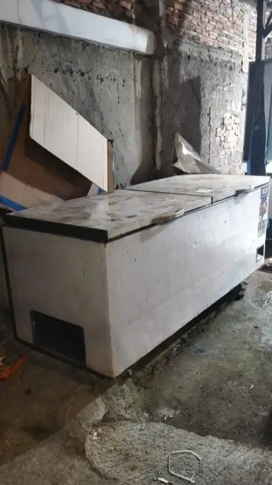 Jual BU Freezer Box GEA 1200 L dan Freezer Es Batu 2 Unit