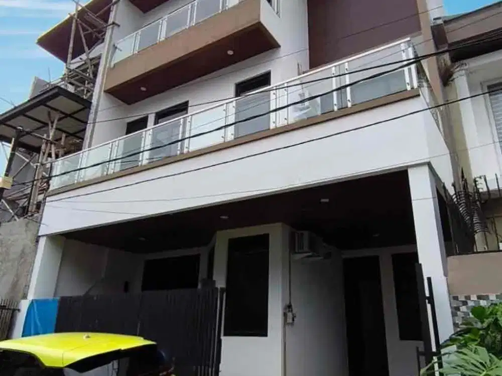 Dijual Rumah 3 lt 8 x 15 m2 di Puri Indah  SHM hadap barat ada 4+1 kt 4+1 km bonus ac, ada 2 void, 2 pintu masuk, 2 tangga, siap huni!! Nego & survey yuk!!