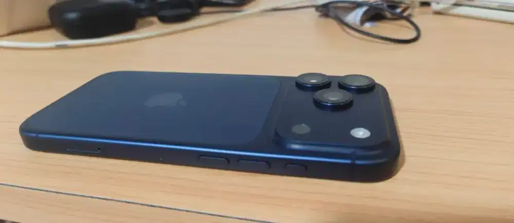 IPHONE 17 PRO BIRU BATANGAN