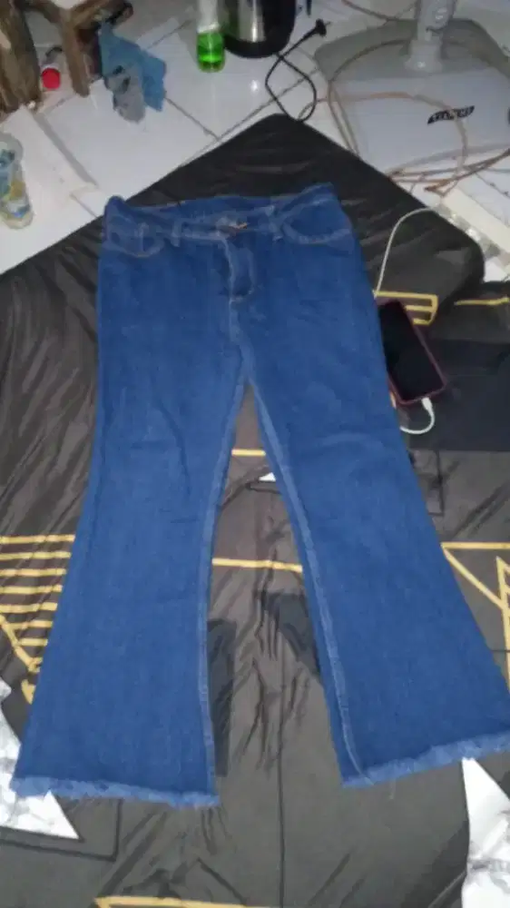 Celana jeans model cutbray