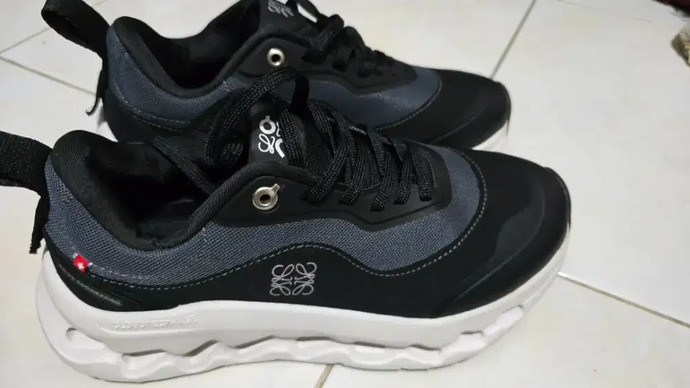 Jual Sepatu Super Ringan Super Nyaman running joggging merk On Cloud