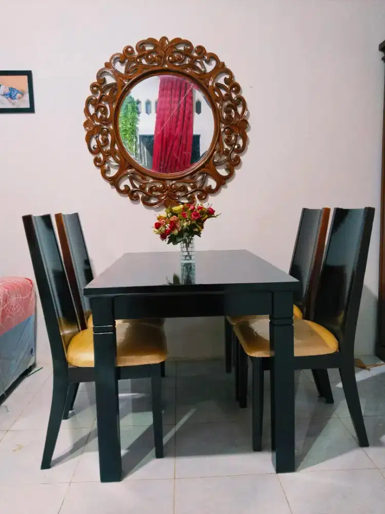 MEJA MAKAN 4 KURSI SEPERTI BARU