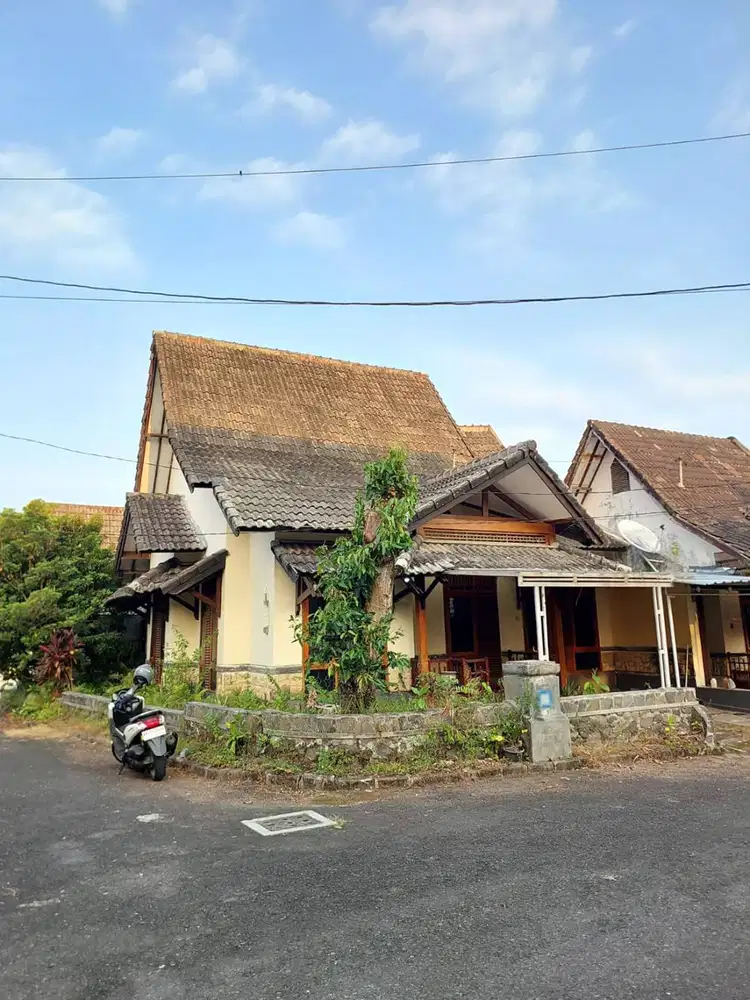Rumah Hook Luas di Perumahan Tugu Asri Palagan