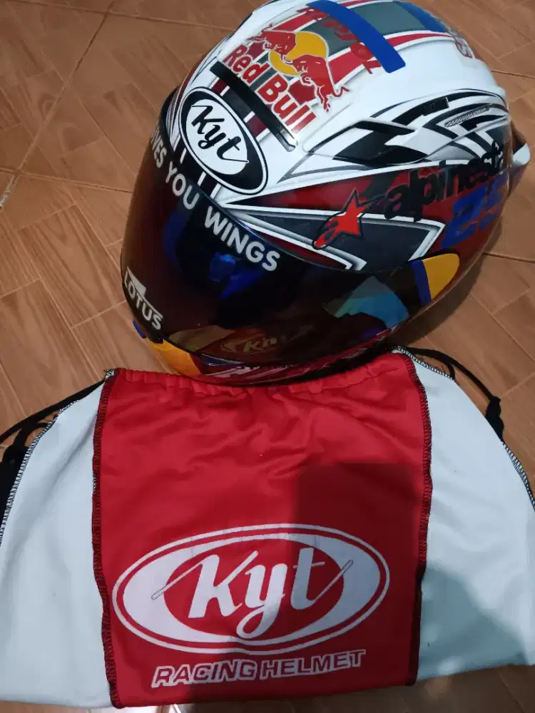 Helm kyt rc7 dan kaos motogp.