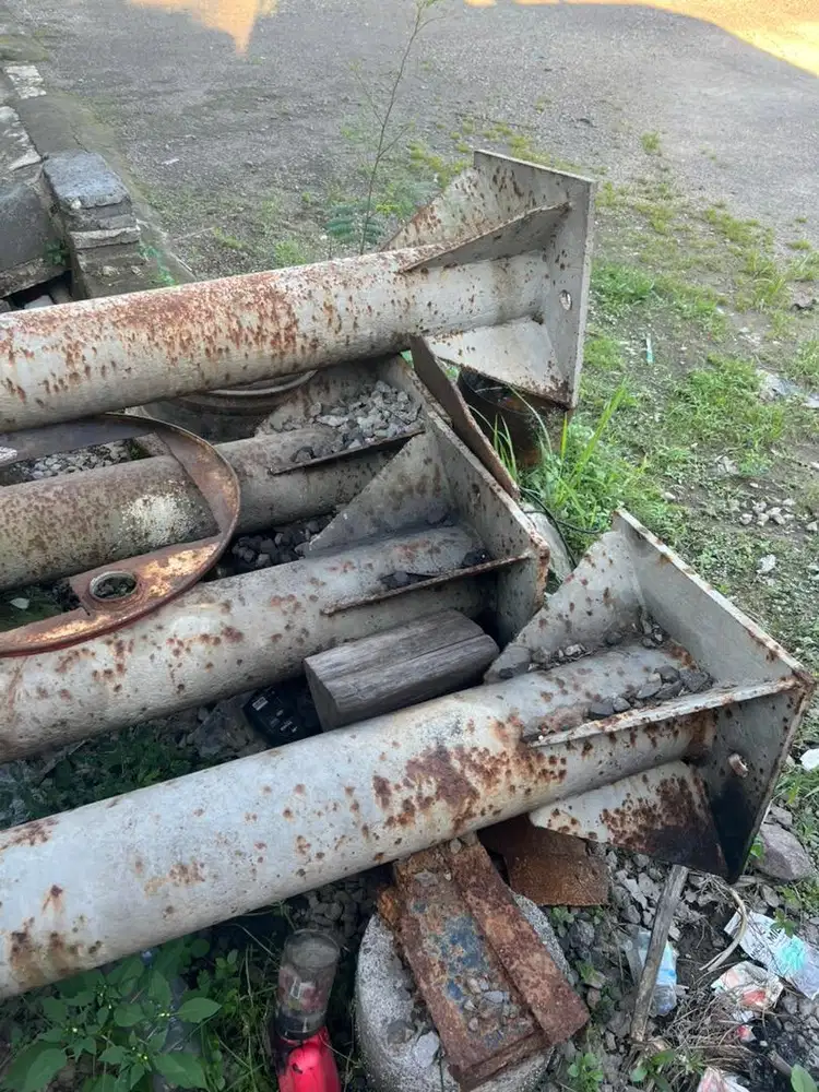 Pipa besi 8mm tiang pju struktur gudang  (168cm)  pondasi besi tua