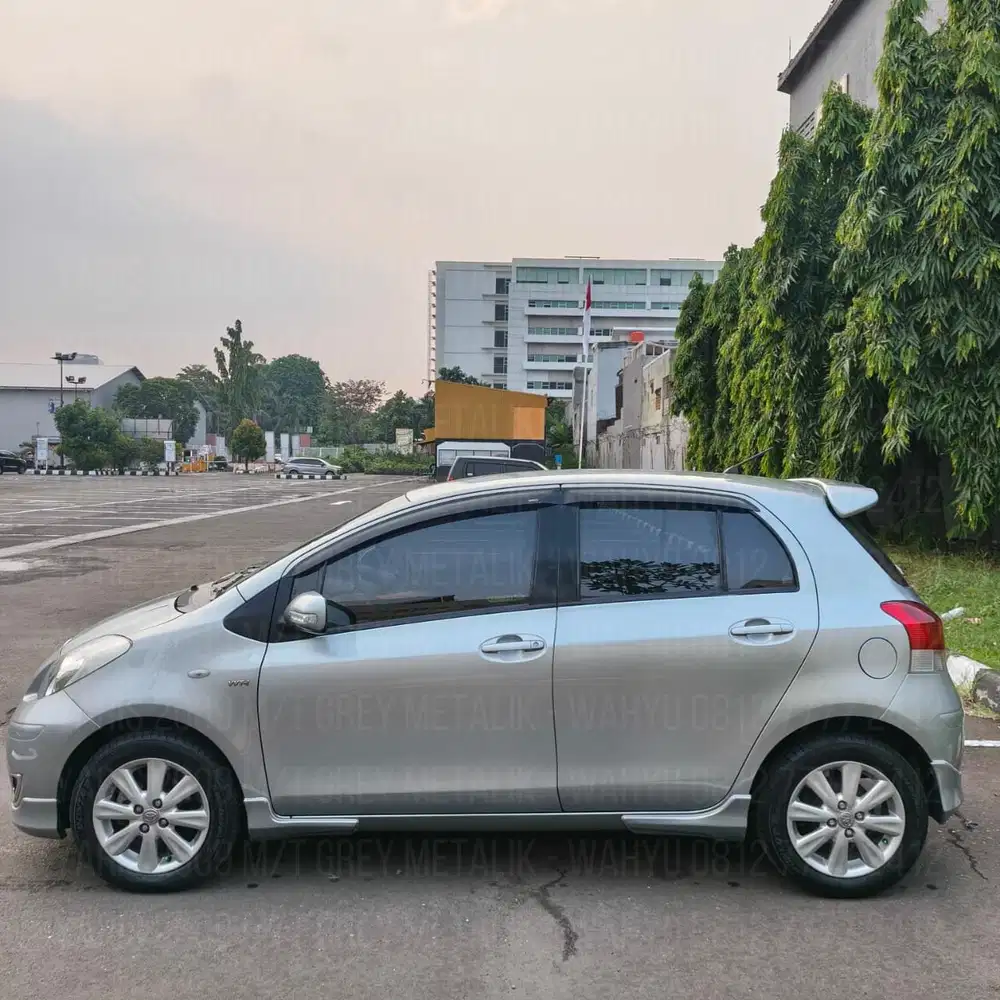 Toyota Yaris 2009 Tipe E Manual Grey Metallic KM Rendah Lengkap
