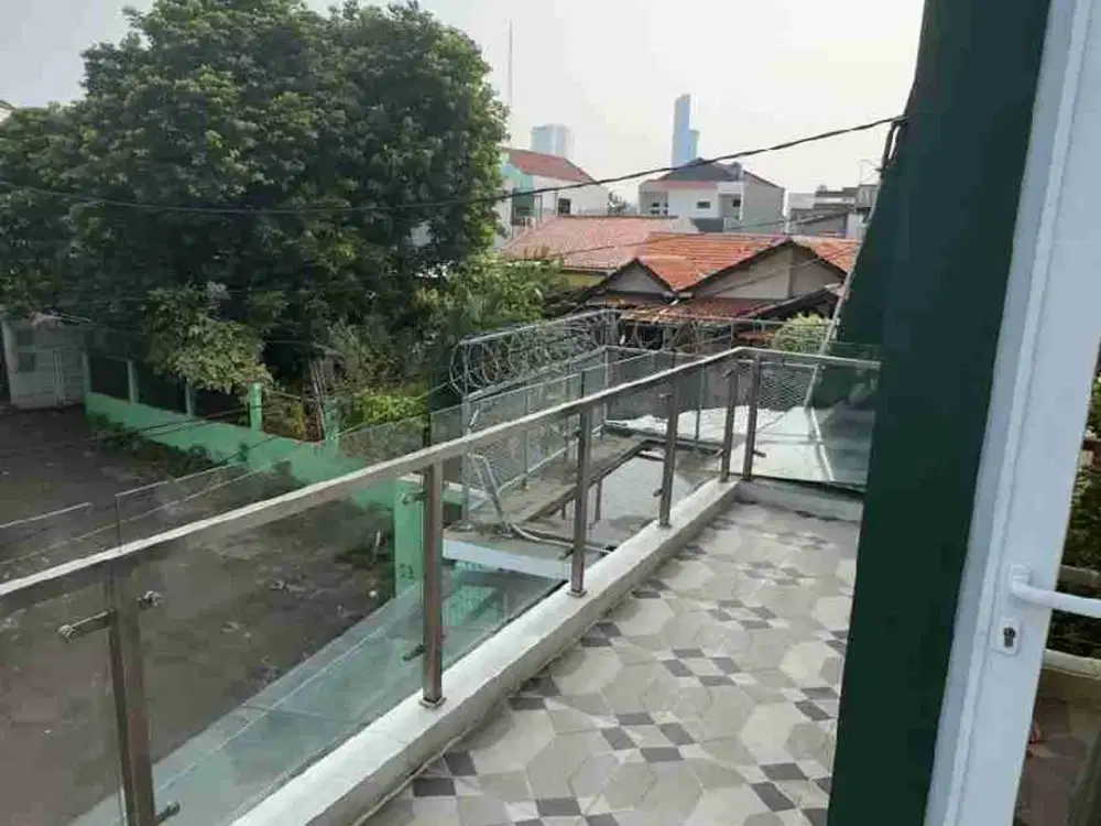 Dijual rumah di Jakarta Barat + kost 6 pintu, kebon Jeruk