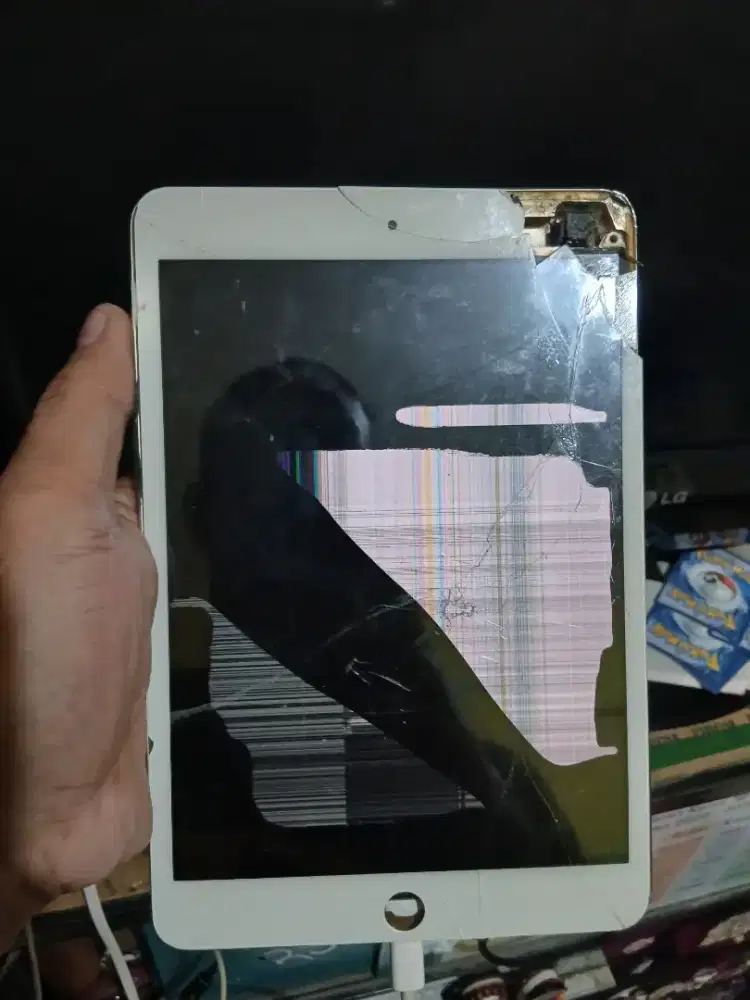 Apple iPad model A1599
Note : Mesin hidup, Minus Lcd Tc Pecah.