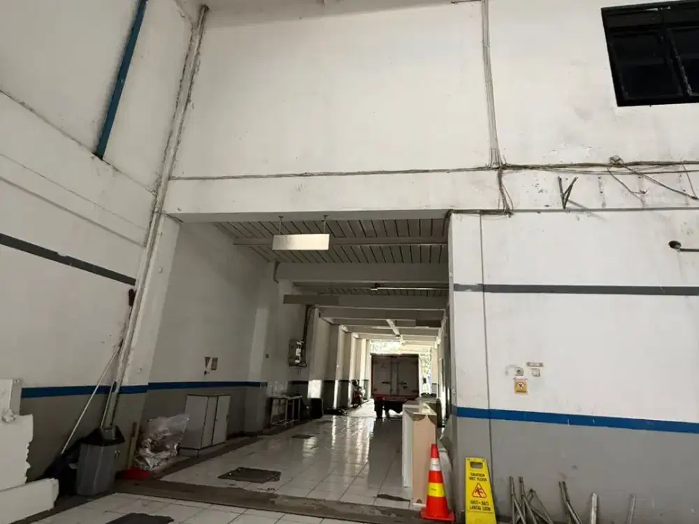 Gudang Kantor Strategis di Mainroad Jalan Soekarno Hatta Bandung