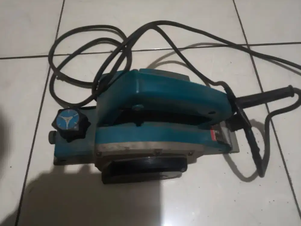 Mesin Serut Kayu Makita N1900B