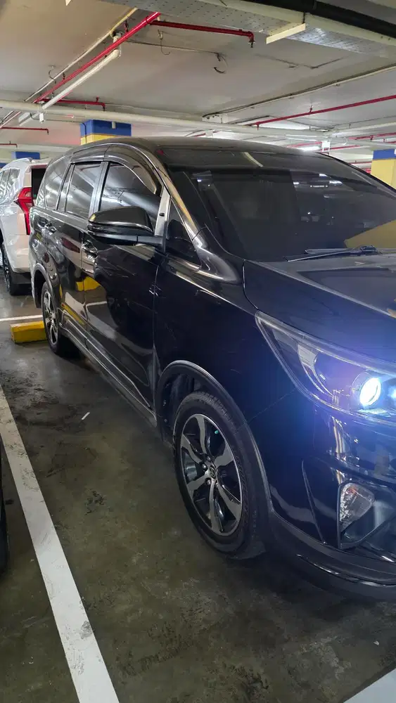 Innova Venturer 2021 Diesel 2.4 AT BLACK