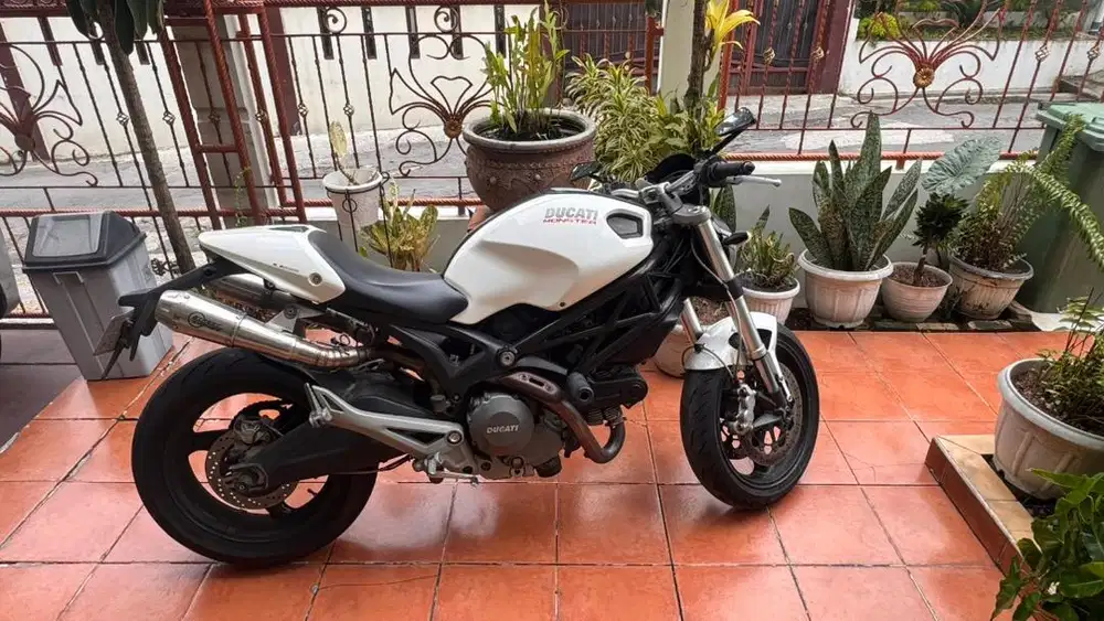 Ducati Monster 696