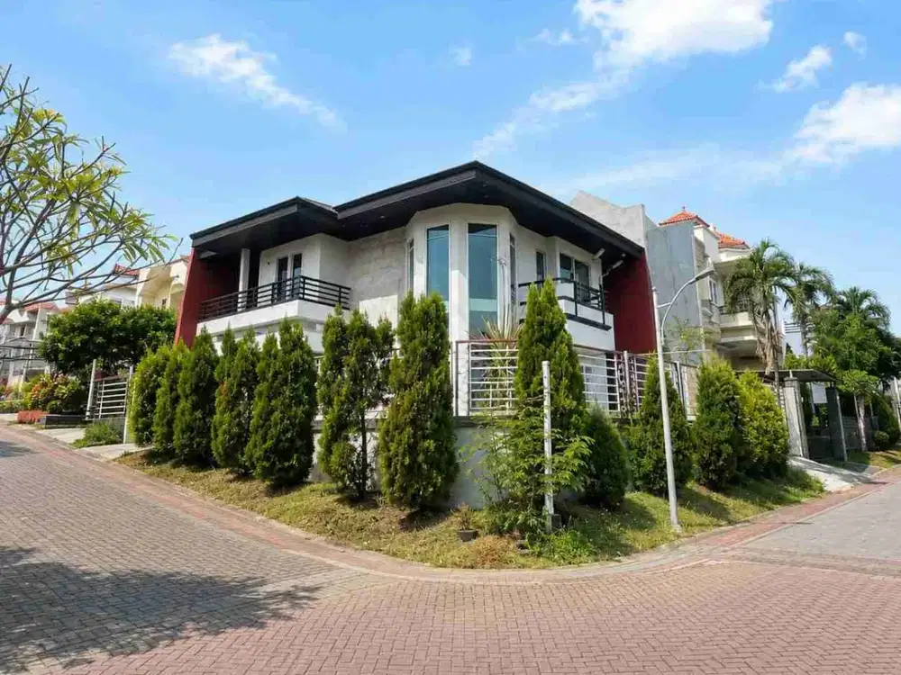 Rumah Hook Mewah di Citraland Surabaya