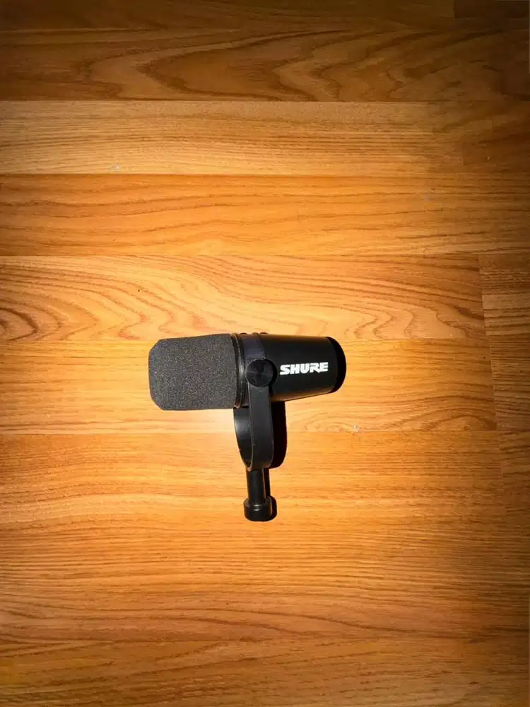 Di jual mic shure mv7x sepaket dengan soundcard gaming fifine
