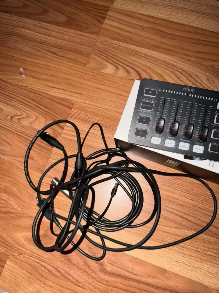 Di jual mic shure mv7x sepaket dengan soundcard gaming fifine