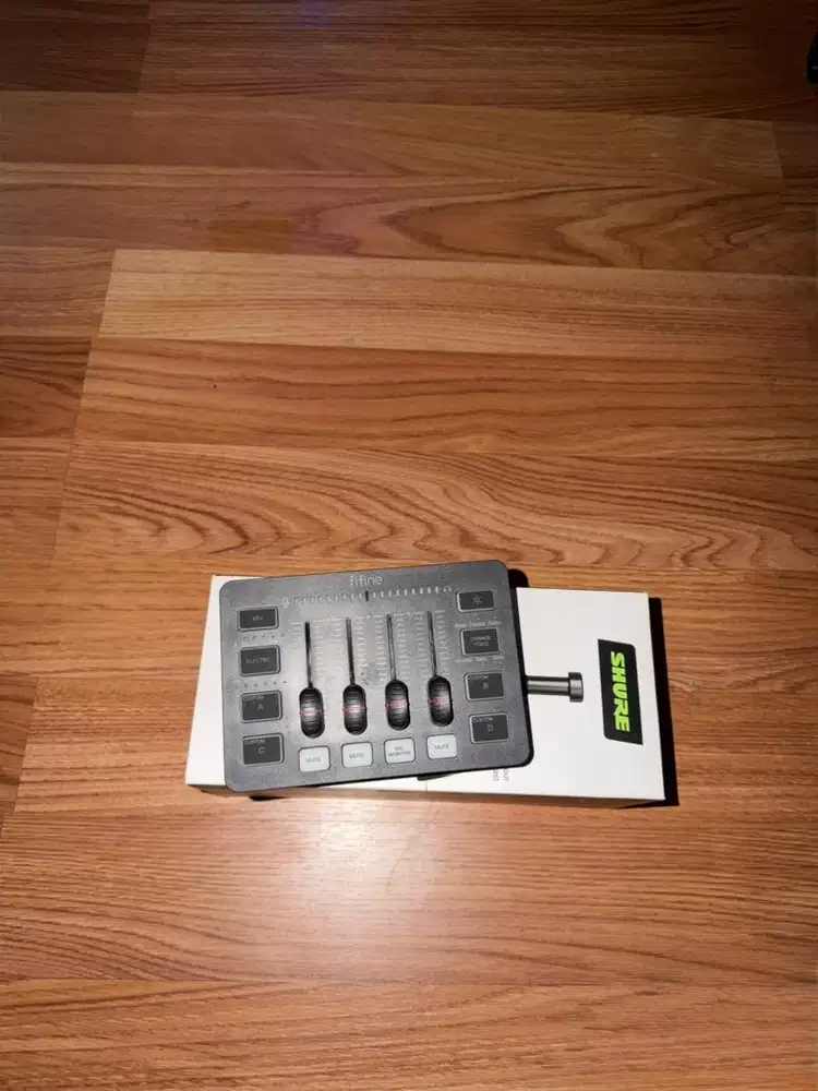 Di jual mic shure mv7x sepaket dengan soundcard gaming fifine
