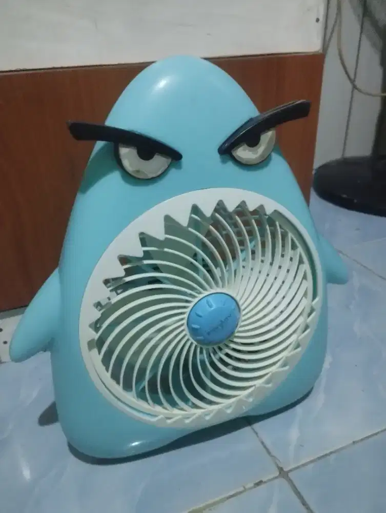 Dijual cepat kipas angin karakter biru