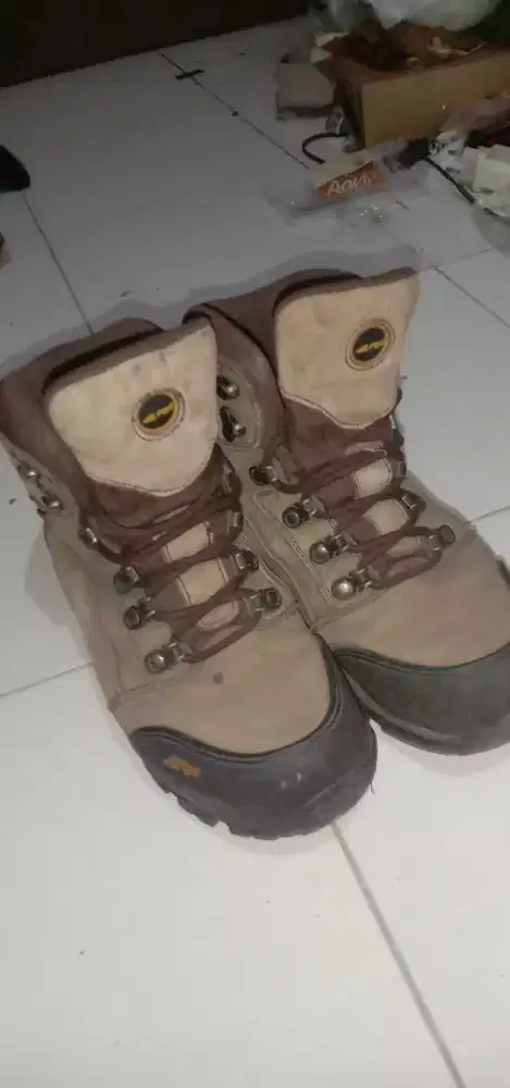 sepatu gunung Arei