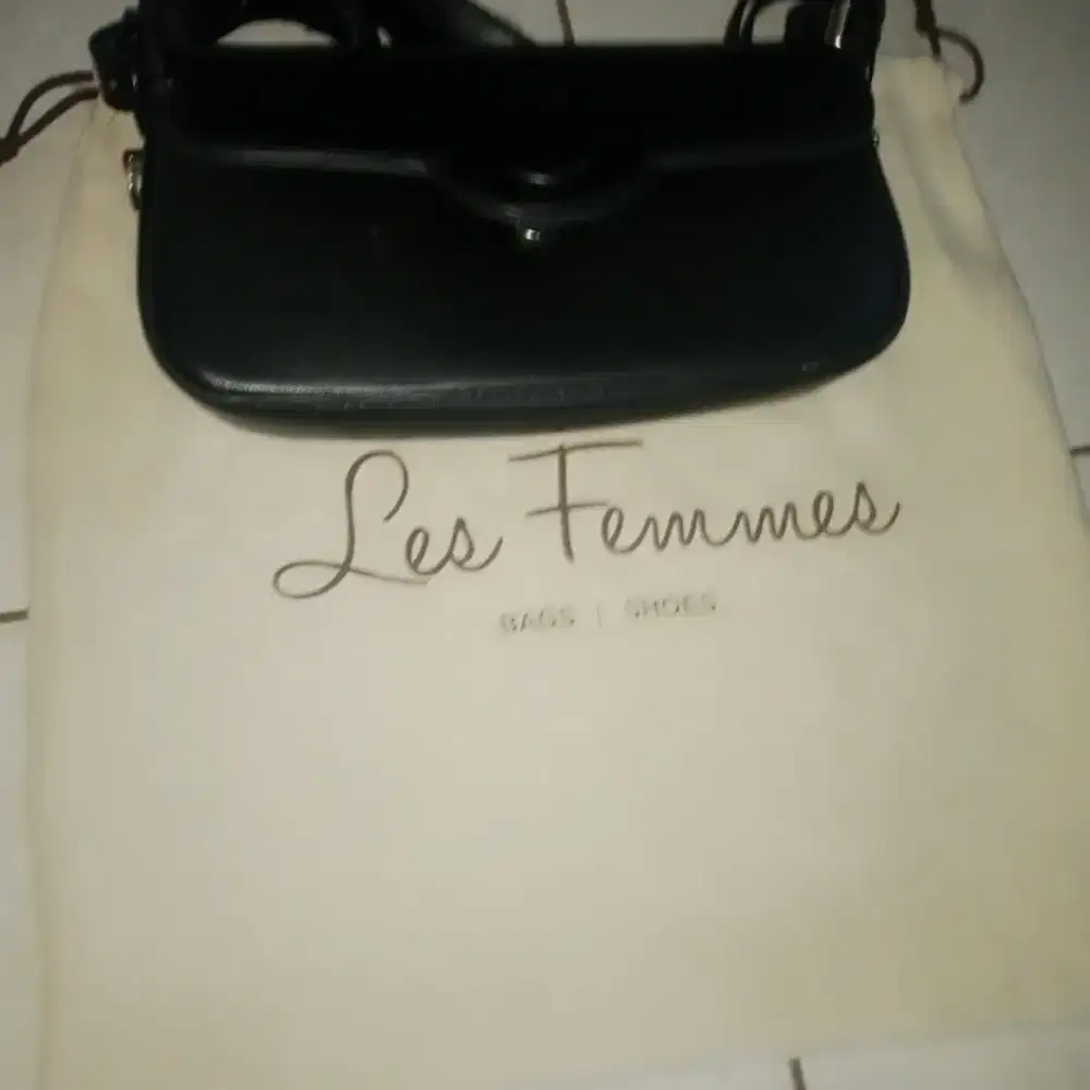 Menjual tas selempang wanita