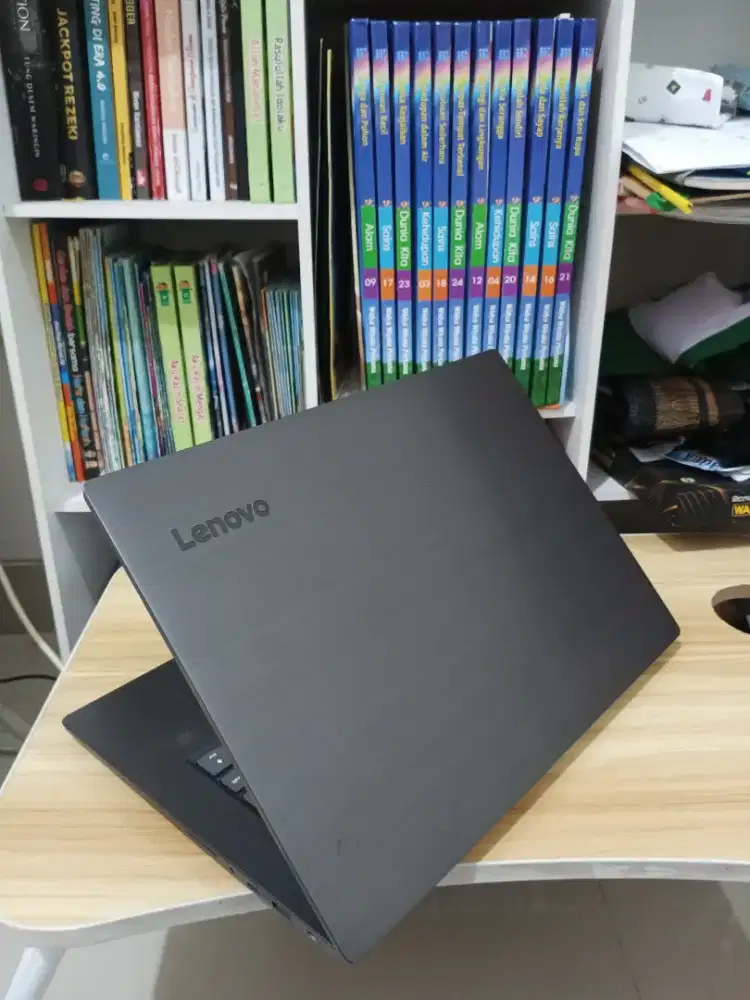Lenovo V330 Core I5 Gen-8 RAM 8GB SSD 256GB Mulus Normal Tinggal Pakai