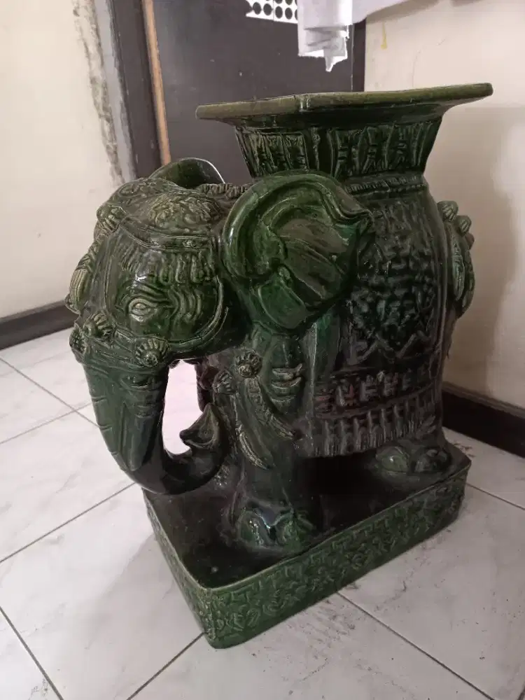 Patung Gajah Duduk
