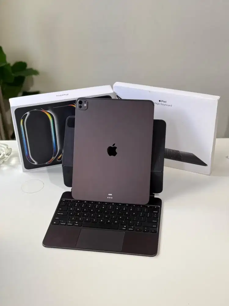 iPad Pro M5 13 WiFi 256GB iBox Garansi 01/2027 + Magic Keyboard