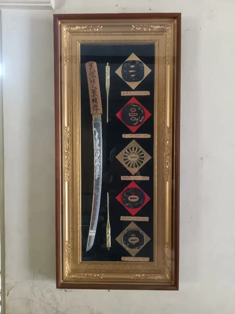 Hiasan dinding pedang