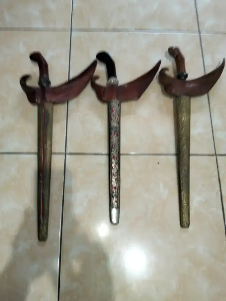 Keris panjang dan perlengkapan adat