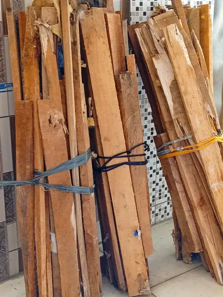 Kayu bekas bangku