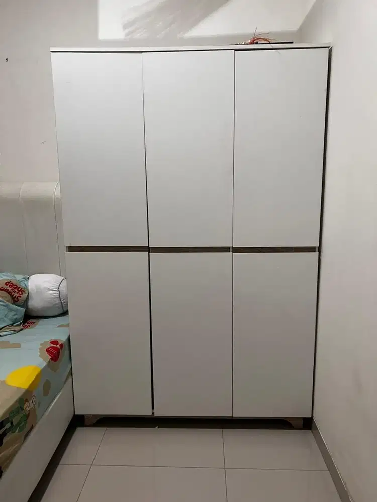 lemari pakaian ukuran besar
