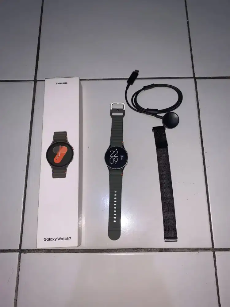 Samsung Galaxy Watch7 40mm BT (SM-L300) Fullset + Bonus Strap Metal