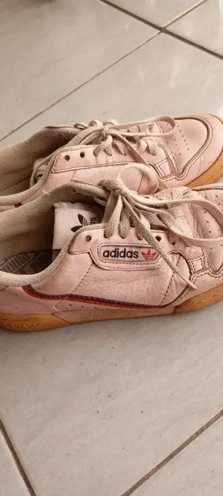 Sepatu Adidas wanita