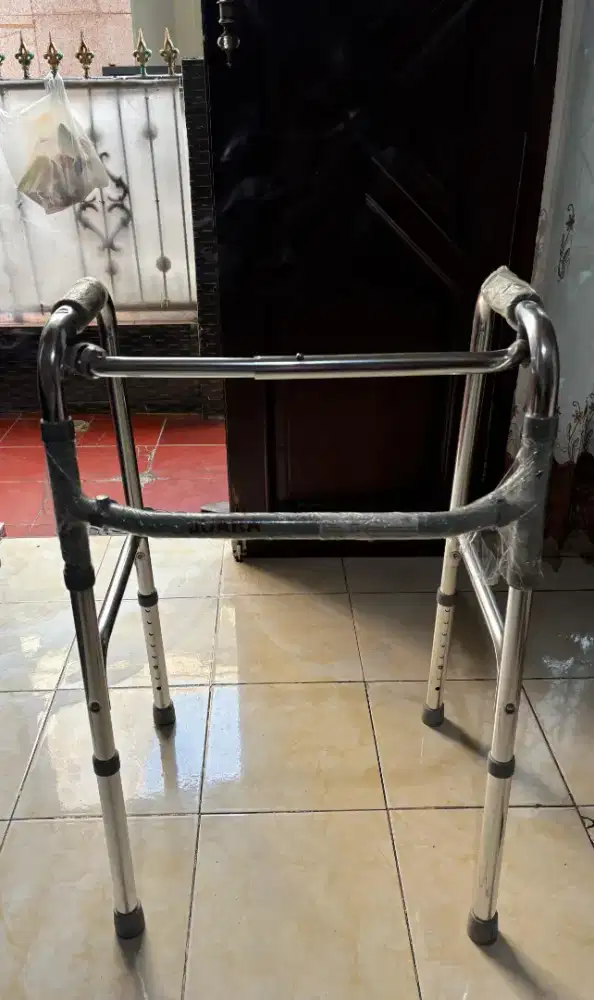 Alat Bantu Jalan Tongkat 4 Kaki