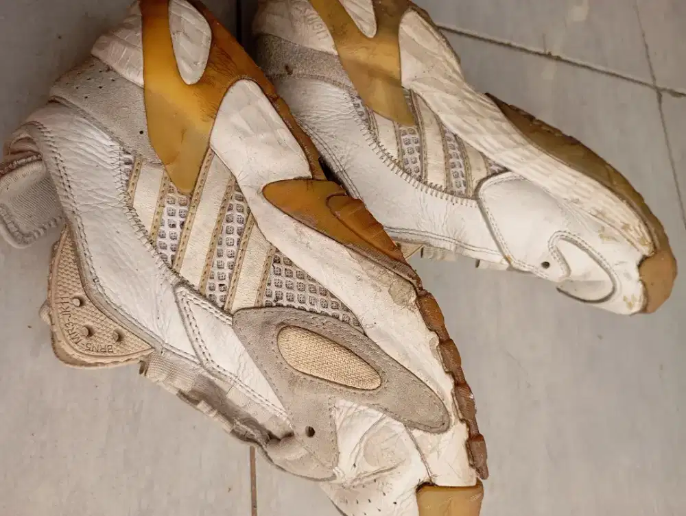 Sepatu Adidas pria