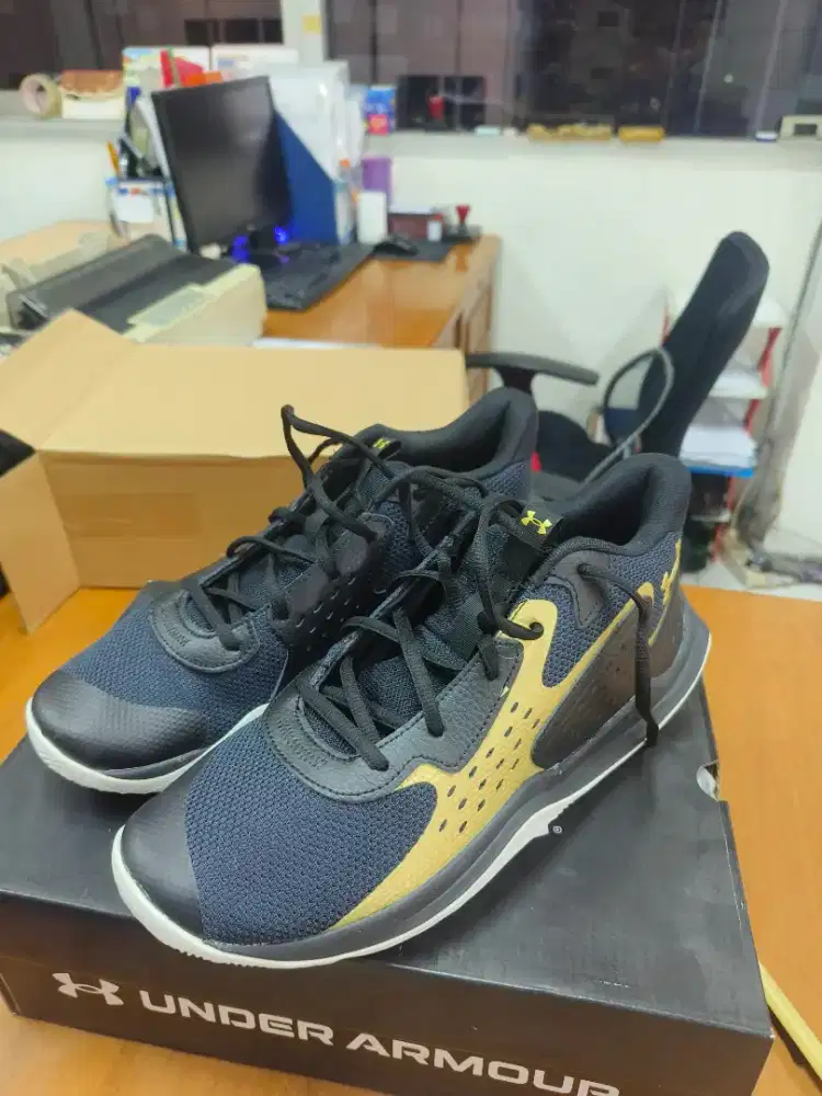 under armour basket joging volly
