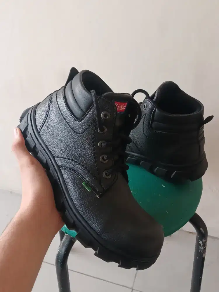 Sepatu sefty pria