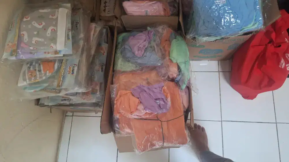 Baju, celana, topi, sarung tangan bayi