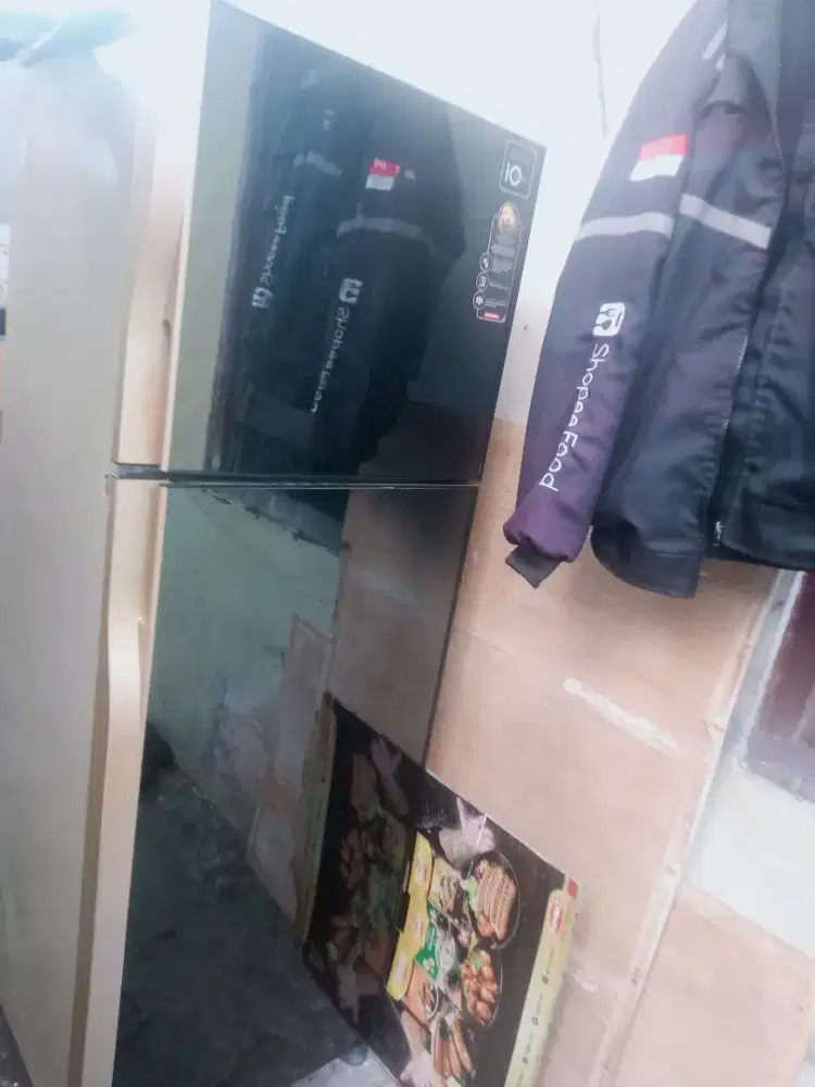 Di jual kulkas 2 pintu merk Polytron Normal Dingin Beku Siap Pakai