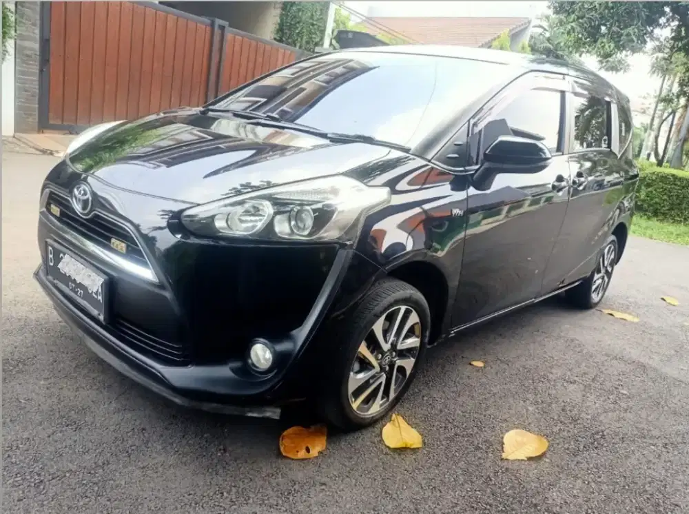 Toyota Sienta 1.5 V thn. 2017, matic, warna hitam