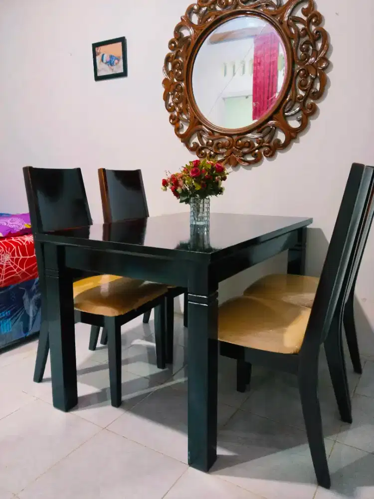 MEJA MAKAN 4 KURSI JATI 6 BULAN PAKAI