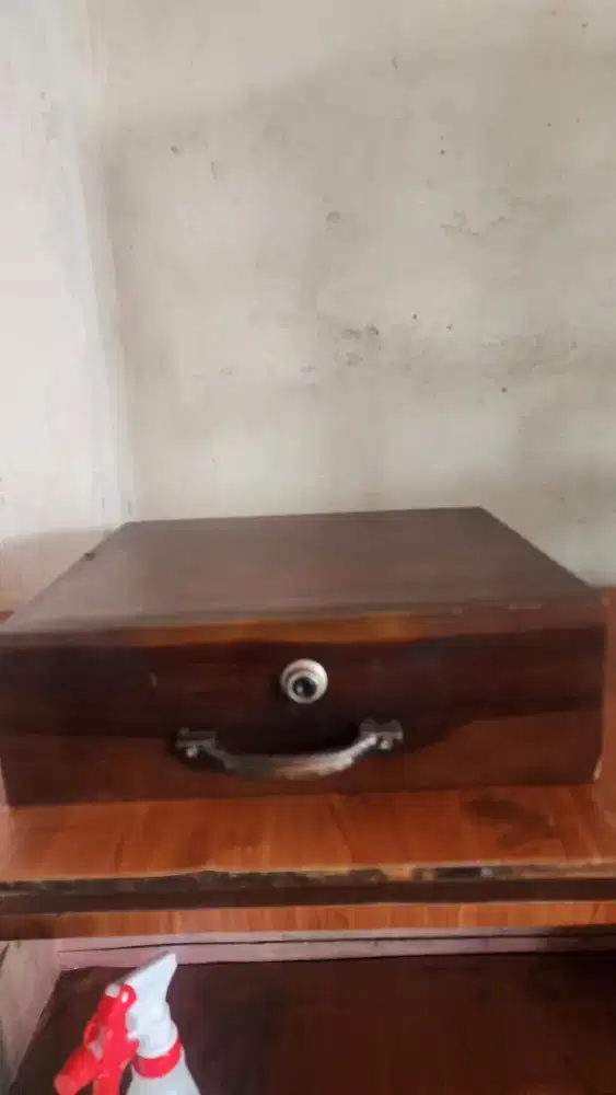 Laci uang kayu klasik