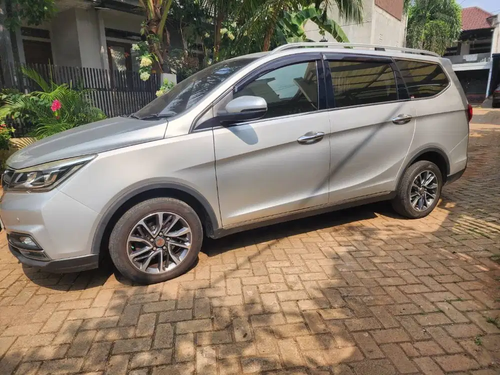 Wuling Cortez 1.8 L Plus Captain Seat