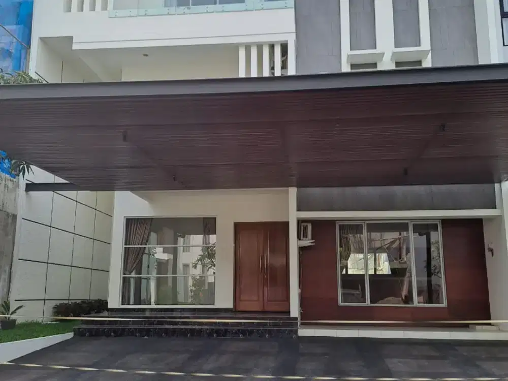 Dijual Rumah Mewah 3 Lantai Semi Furnish di Sutera Onyx Alam Sutera