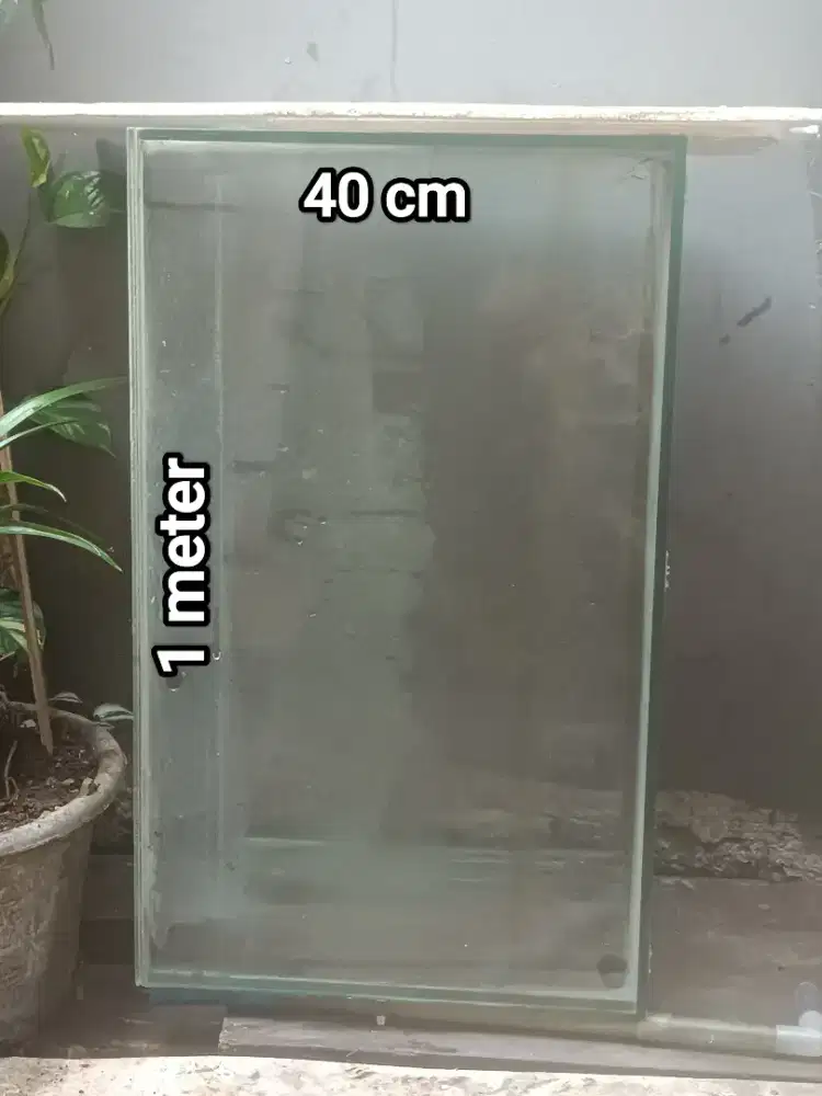 Aquarium bekas dari kaca tebal tidak bocor atau retak masih bagus.