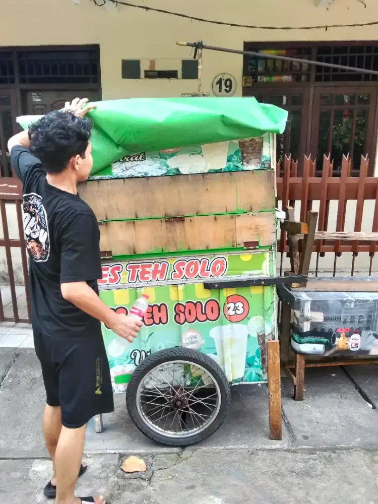 Gerobak buat teh solo.