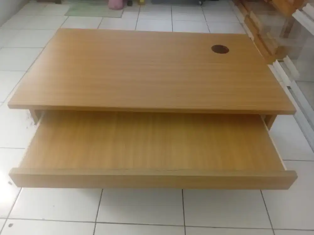 Meja komputer laci bahan kayu